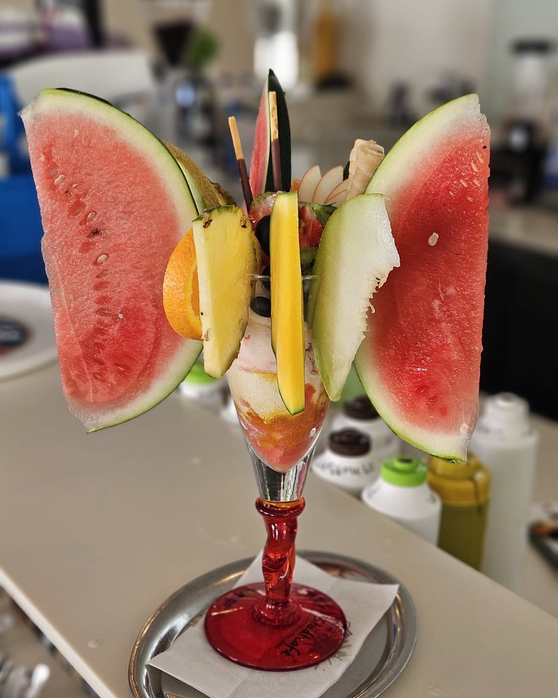 Eisbecher mit Wassermelone, Ananas und frischen Früchten
